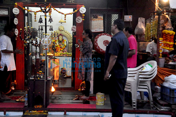 Kajol snapped offering prayers at a local temple Kajol snapped offering prayers at a local temple