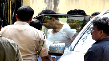 Akshay Kumar snapped meeting Farhan Akhtar and Ritesh Sidhwani on sets of ‘Padman’ in Bandra