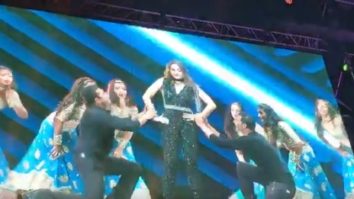 Watch: Salman Khan and Akshay Kumar ask Sonakshi Sinha ‘Mujhse Shaadi Karoge’ during the DaBangg Tour