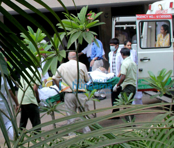 Vinod Khanna’s wife, brother and other family members snapped as the late actor’s body arrives home Vinod Khanna’s wife, brother and other family members snapped as the late actor’s body arrives home