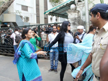 Vinod Khanna's wife, brother and other family members snapped as the late actor's body arrives home