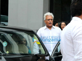 Vinod Khanna's wife, brother and other family members snapped as the late actor's body arrives home