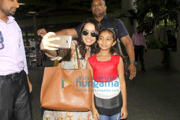 Arjun Kapoor and Shraddha Kapoor snapped returning from Ahmedabad post Half Girlfriend promotions Arjun Kapoor and Shraddha Kapoor snapped returning from Ahmedabad post Half Girlfriend promotions