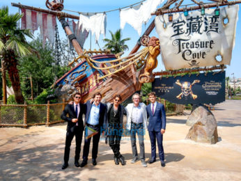 Johnny Depp dazzles fans at 'Pirates of the Caribbean' premiere in Shanghai Disneyland