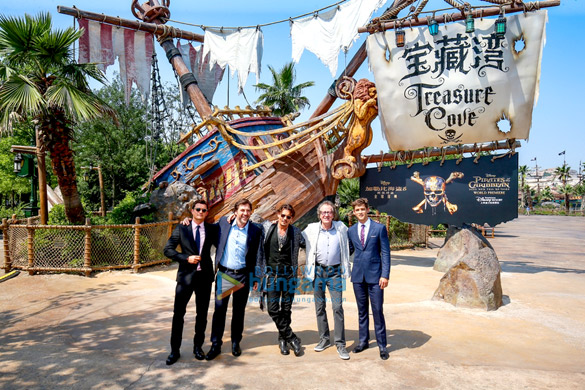 Johnny Depp dazzles fans at ‘Pirates of the Caribbean’ premiere in Shanghai Disneyland Johnny Depp dazzles fans at ‘Pirates of the Caribbean’ premiere in Shanghai Disneyland
