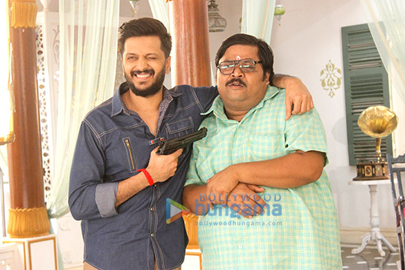 Riteish Deshmukh snapped promoting ‘Bank Chor’ on the sets of Chidiya Ghar Riteish Deshmukh snapped promoting ‘Bank Chor’ on the sets of Chidiya Ghar