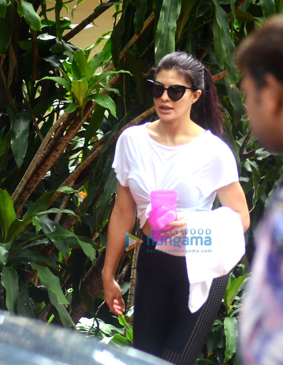 Jacqueline Fernandez snapped post rehearsals in Bandra Jacqueline Fernandez snapped post rehearsals in Bandra