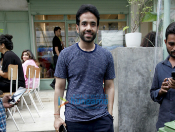Malaika Arora Khan, Amrita Arora, Kiara Advani, Tusshar Kapoor & others snapped in Bandra