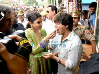Shah Rukh Khan, Anushka Sharma and Imtiaz Ali promote their film Jab Harry Met Sejal in Benaras