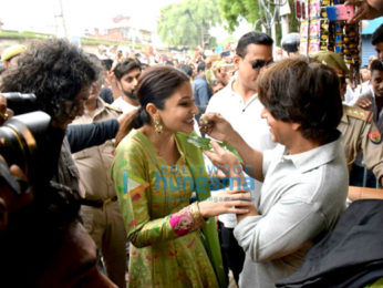 Shah Rukh Khan, Anushka Sharma and Imtiaz Ali promote their film Jab Harry Met Sejal in Benaras