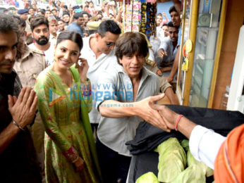 Shah Rukh Khan, Anushka Sharma and Imtiaz Ali promote their film Jab Harry Met Sejal in Benaras