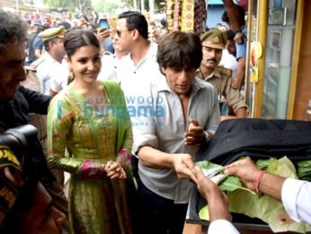 Shah Rukh Khan, Anushka Sharma and Imtiaz Ali promote their film Jab Harry Met Sejal in Benaras