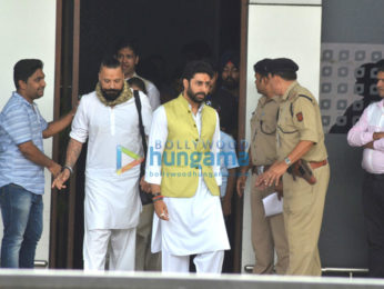 Abhishek Bachchan, Aishwarya Rai Bachchan, and Aaradhya Bachchan return from Allahabad after immersing Aishwarya father's ashes