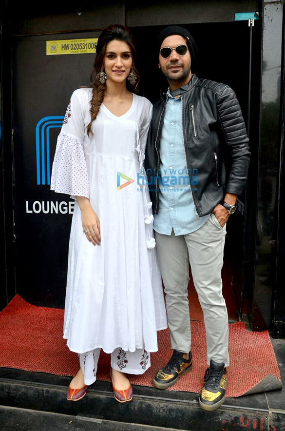 Kriti Sanon, Ayushmann Khurrana and Rajkummar Rao grace ‘Bareilly Ki Barfi’ promotions Kriti Sanon, Ayushmann Khurrana and Rajkummar Rao grace ‘Bareilly Ki Barfi’ promotions