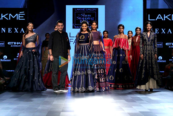 Saiyami Kher walks the ramp for designer Nachiket Barve at the Lakme Fashion Week 2017
