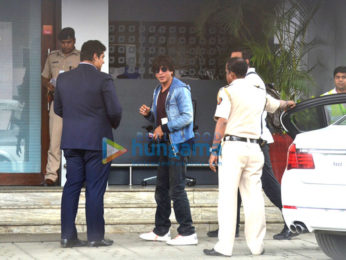 Shah Rukh Khan and Anushka Sharma snapped leaving to promote the film Jab Harry Met Sejal in Kolkata