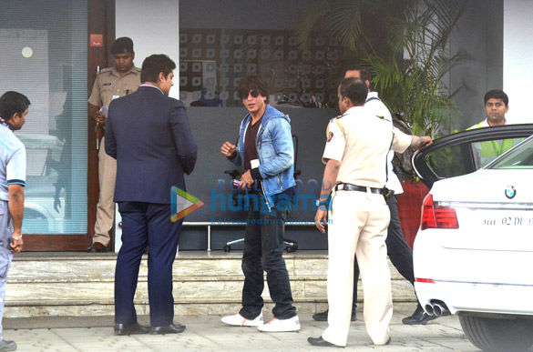 Shah Rukh Khan and Anushka Sharma snapped leaving to promote the film Jab Harry Met Sejal in Kolkata Shah Rukh Khan and Anushka Sharma snapped leaving to promote the film Jab Harry Met Sejal in Kolkata