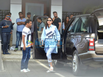 Shah Rukh Khan and Anushka Sharma snapped leaving to promote the film Jab Harry Met Sejal in Kolkata