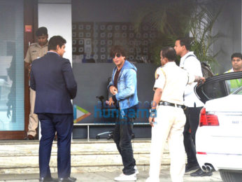 Shah Rukh Khan and Anushka Sharma snapped leaving to promote the film Jab Harry Met Sejal in Kolkata