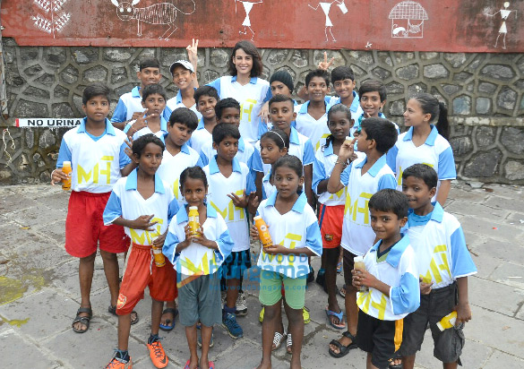 Mandana Karimi snapped with underprivileged kids in Bandra Mandana Karimi snapped with underprivileged kids in Bandra