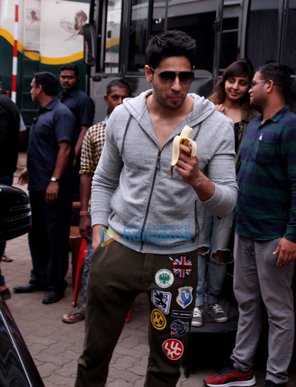 Sidharth Malhotra spotted after ‘Ittefaq’ photoshoot in Mehboob Studio Sidharth Malhotra spotted after ‘Ittefaq’ photoshoot in Mehboob Studio