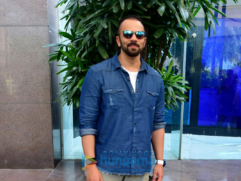 'Golmaal Again' team snapped having lunch