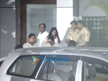 Shah Rukh Khan's family snapped post Charter Flight