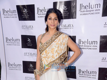 Aarti Chhabria and Tanishaa Mukerji snapped at the Jhelum store