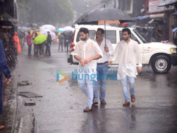 Abhishek Bachchan, Salim Khan, Ranbir Kapoor and others attend the funeral of the late Shashi Kapoor