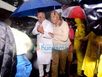 Abhishek Bachchan, Salim Khan, Ranbir Kapoor and others attend the funeral of the late Shashi Kapoor
