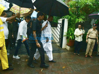 Abhishek Bachchan, Salim Khan, Ranbir Kapoor and others attend the funeral of the late Shashi Kapoor