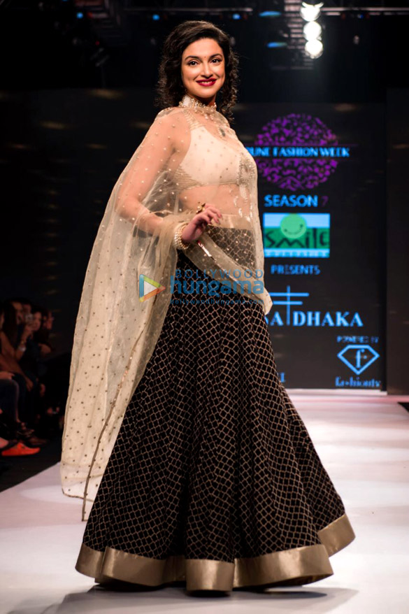 Divya Khosla Kumar walks the ramp for Rina Dhaka at the Pune Fashion Week 2017 Divya Khosla Kumar walks the ramp for Rina Dhaka at the Pune Fashion Week 2017