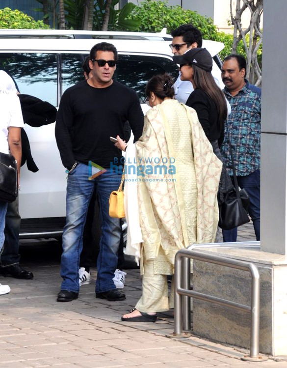 Salman Khan, Sonakshi Sinha and Daisy Shah spotted while leaving for Delhi Salman Khan, Sonakshi Sinha and Daisy Shah spotted while leaving for Delhi