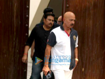 Roshan family spotted having lunch at their residence