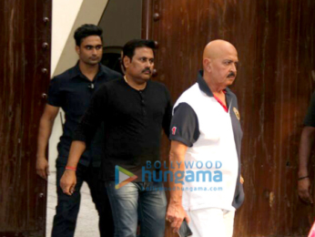 Roshan family spotted having lunch at their residence