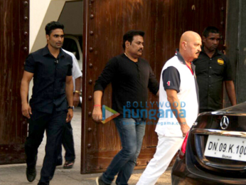 Roshan family spotted having lunch at their residence