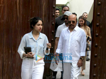 Roshan family spotted having lunch at their residence