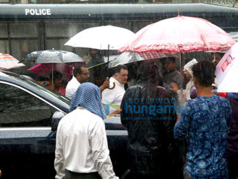 Shah Rukh Khan, Amitabh Bachchan, Abhishek Bachchan, Ranbir Kapoor and others attend the funeral of the late Shashi Kapoor