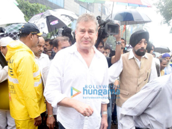 Shah Rukh Khan, Amitabh Bachchan, Abhishek Bachchan, Ranbir Kapoor and others attend the funeral of the late Shashi Kapoor
