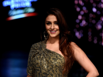 Sonam Kapoor walks the ramp for Tarun Tahiliani's at Blenders Pride Fashion Tour