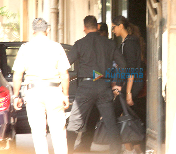 Deepika Padukone snapped outside her gym in Bandra Deepika Padukone snapped outside her gym in Bandra