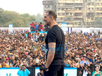 Akshay Kumar flags off Max Bupa's Walk For Health marathon in Mumbai