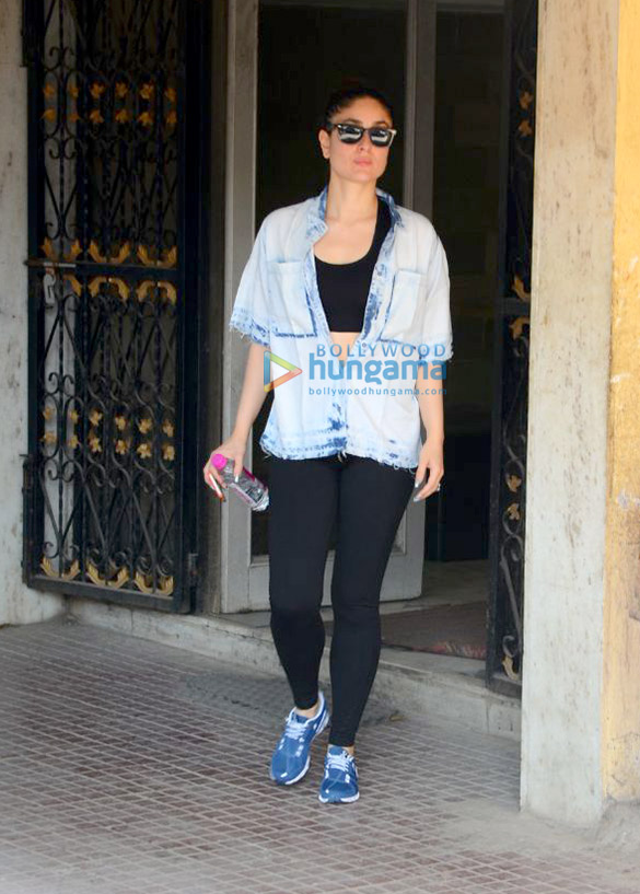 Kareena Kapoor Khan spotted outside her gym in Bandra Kareena Kapoor Khan spotted outside her gym in Bandra