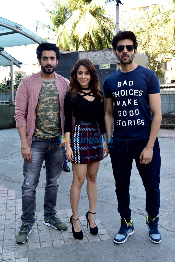 Kartik Aaryan, Sunny Singh Nijjar and Nushrat Bharucha spotted in Andheri Kartik Aaryan, Sunny Singh Nijjar and Nushrat Bharucha spotted in Andheri