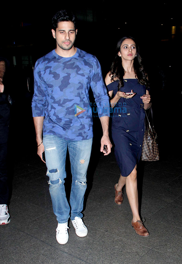 Sidharth Malhotra, Rakul Preet Singh, Karan Johar and others snapped at the airport Sidharth Malhotra, Rakul Preet Singh, Karan Johar and others snapped at the airport