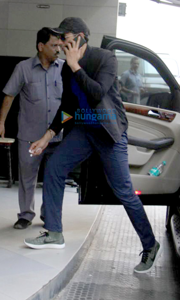 Sidharth Malhotra snapped outside the gym in Bandra Sidharth Malhotra snapped outside the gym in Bandra