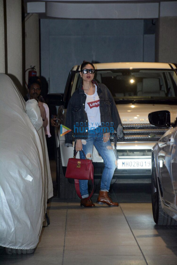 Kareena Kapoor Khan, Karisma Kapoor and Amrita Arora snapped at Babita Kapoor’s residence in Khar Kareena Kapoor Khan, Karisma Kapoor and Amrita Arora snapped at Babita Kapoor’s residence in Khar