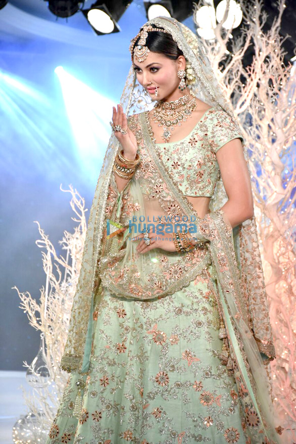 Kriti Kharbanda and Urvashi Rautela snapped at the Wedding Times show by Vikram Phadnis Kriti Kharbanda and Urvashi Rautela snapped at the Wedding Times show by Vikram Phadnis