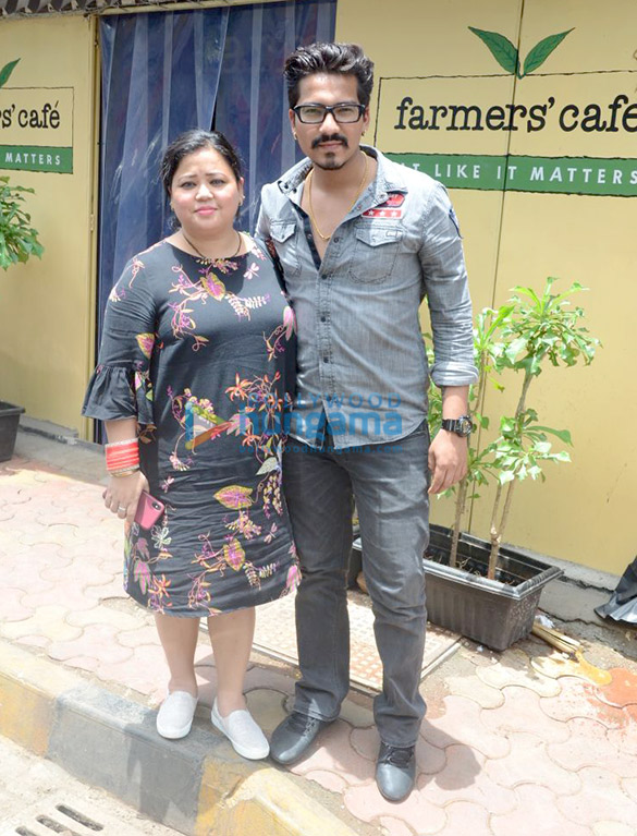 Bharti Singh, Haarsh Limbachiyaa spotted outside a cafe in Bandra Bharti Singh, Haarsh Limbachiyaa spotted outside a cafe in Bandra
