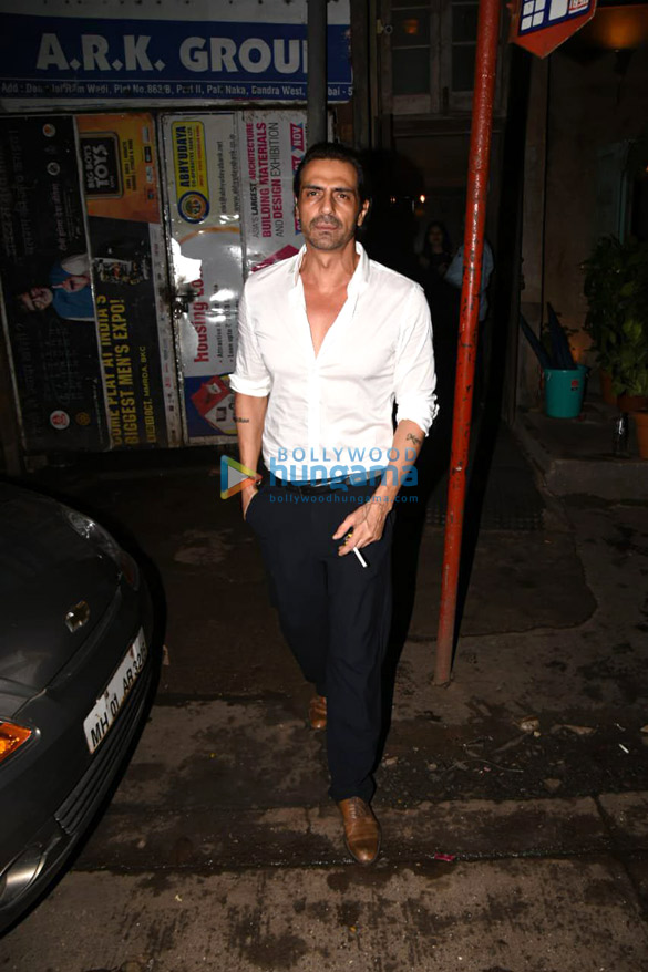 Arjun Rampal snapped at Pali Bhavan in Bandra Arjun Rampal snapped at Pali Bhavan in Bandra